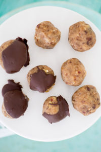 Dadelballetjes met walnoot en Chocolade