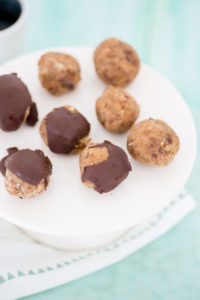 Dadelballetjes met walnoot en Chocolade