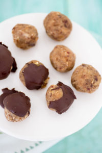 Dadelballetjes met walnoot en Chocolade