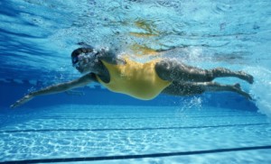 Zwemmen is een goede workout tijdens je zwangerschap