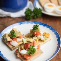 Paleo crackers met avocado en ei