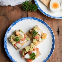 Paleo crackers met avocado en ei