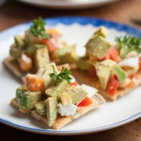 Paleo crackers met avocado en ei