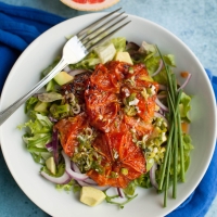 Salade met gegrilde grapefruit en avocado