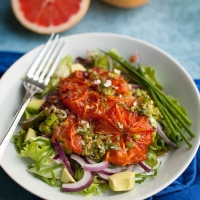 Salade met gegrilde grapefruit en avocado