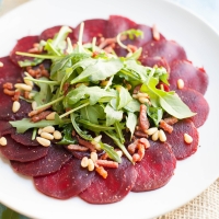 Rode bieten carpaccio met spekjes