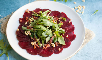 bieten carpaccio met spekjes