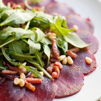 Rode bieten carpaccio met spekjes