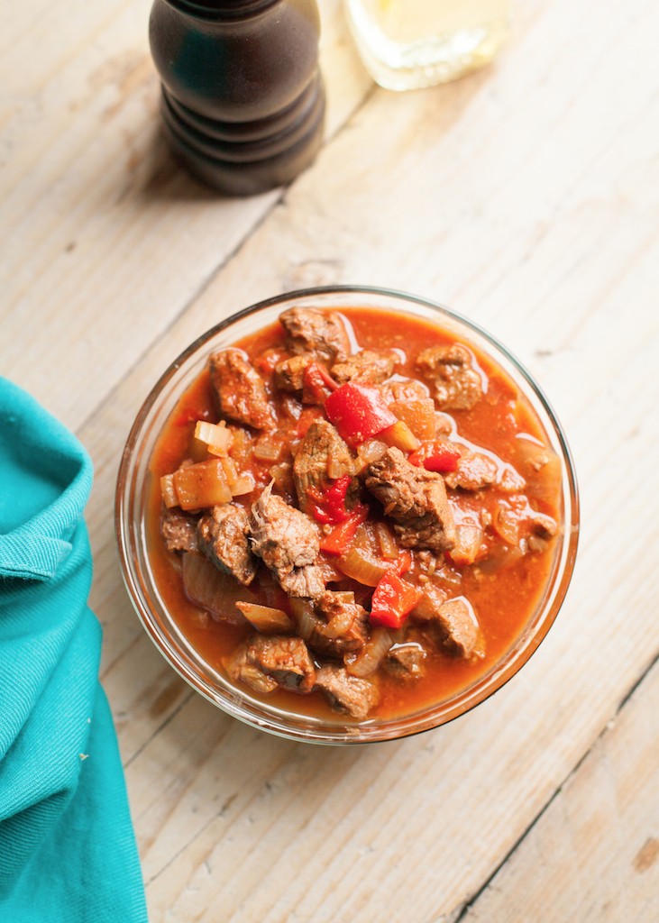 Hongaarse goulash uit de slowcooker - Paleo.nl