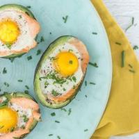 Avocado met gerookte zalm en ei