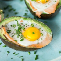 Avocado met gerookte zalm en ei