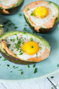 GEVULDE-AVOCADO-MET-EI-EN-ZALM-(FOODIE-3)