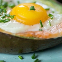 Avocado met gerookte zalm en ei