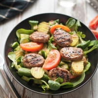 Feestelijke salade met mini hamburgertjes