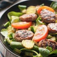 Feestelijke salade met mini hamburgertjes