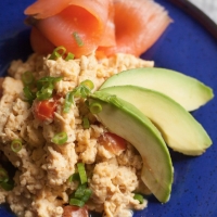 Scrambled eggs met gerookte zalm en avocado