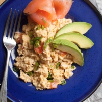 Scrambled eggs met gerookte zalm en avocado