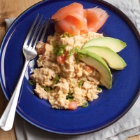 Scrambled eggs met gerookte zalm en avocado