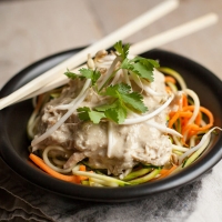 kip pad thai uit de crock-pot