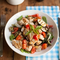 Italiaanse salade met aubergine en kip